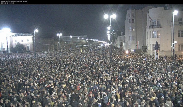 ÉLŐ! Brutális tömeg van a Hősök terén.. az m1 szerint ” pár ember ” … Na ez nem semmi! – Figyeljék csak: