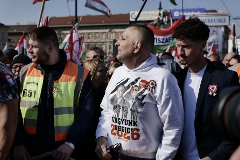 Győzike vezeti a békemenet, helszíni képek