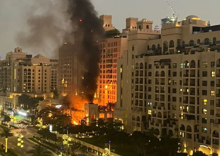Rakétacsapás érte Dubaj elit negyedét, a The Palmot – lángokban a luxusszálloda