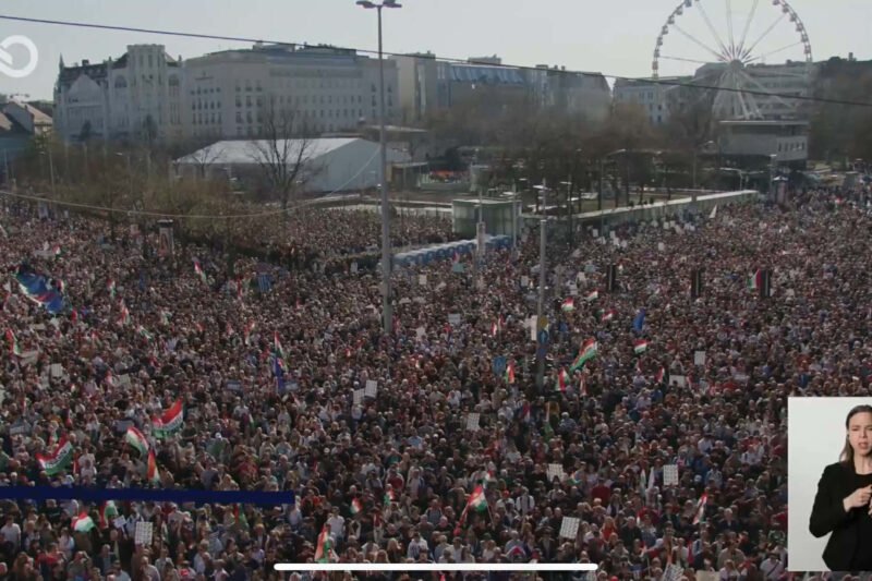 Úgy hömpölyög a tömeg Magyar Péter rendezvényén, hogy meg sem lehet számlálni Őket