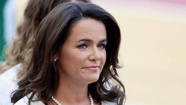 Megvonják Novák Katalin juttatásait, se fizetés, se lakás, se kocsi?