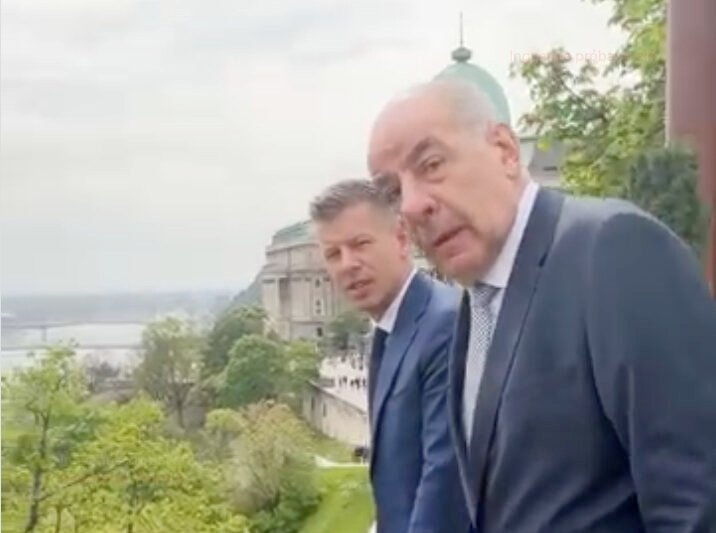 Videón, ahogy Magyar Péter átingeteg a Karmelitában olvasgató Orbánnak