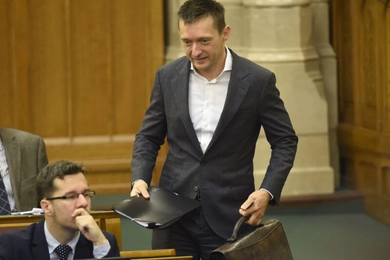 Tegnap óta nem megy ki a fejemből Rogán Antal táskája. Az a 700 ezer forint, amibe egy ilyen táska kerül.
