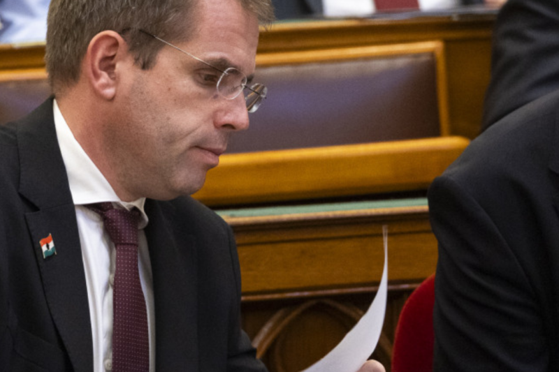 Ruff Bálint aláírta: megszűnik az MCC alapítványa