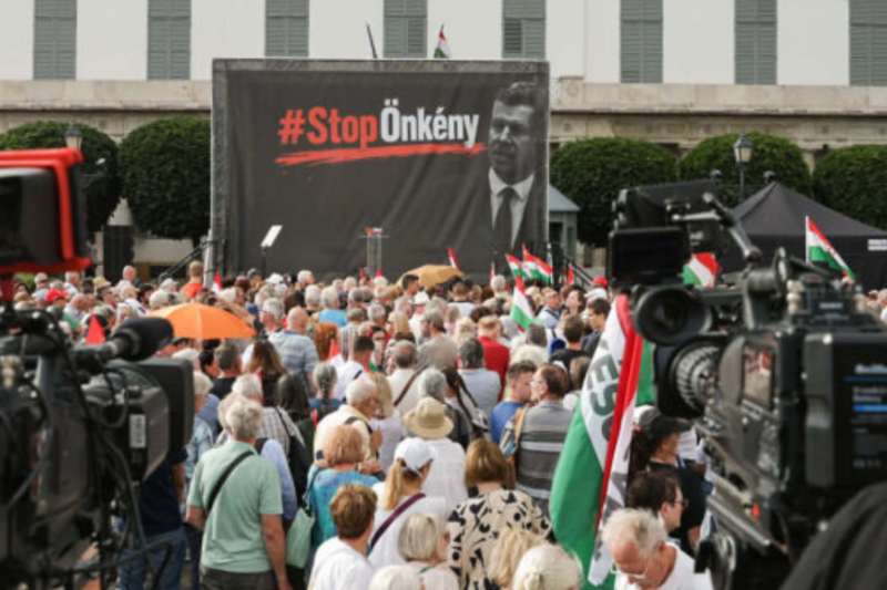 Képgaléria: Így gyülekeznek az emberek a Sándor-palota előtt a Fidesz tüntetésére