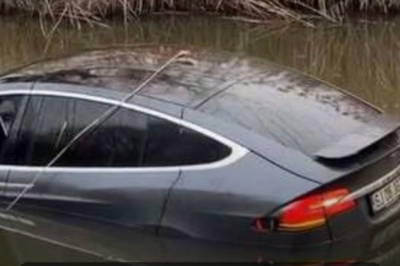Belehajtott egy Tesla a Berettyó folyóba, nem hiszed el ki volt a sofőr 👇Cikk a hozzászólásoknál!