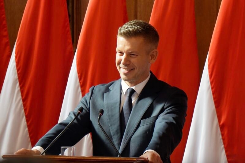 Átlagosan tizenkét és fél perc alatt válaszol Magyar Péter a hírekre – Okoshír.hu