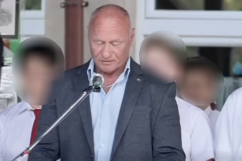 Szálasi-idézettel zárta a beszédét a vecsési mi hazánkos az általános iskolában, a helyi tiszás képviselő és a polgármester nyilvánosan leveleznek az ügyben